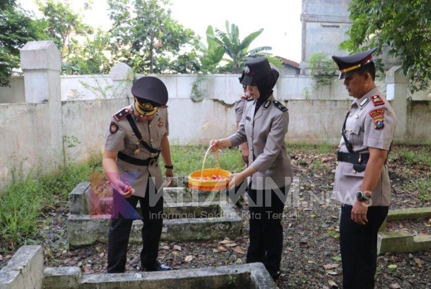 Polres Langkat Ziarah dan Tabur Bunga di Makam Pahlawan