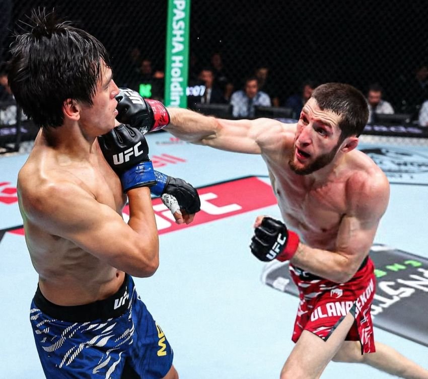 Didampingi Khabib-Islam, Tagir Ulanbekov Kalahkan Azat Maksum di UFC Fight Night Baku