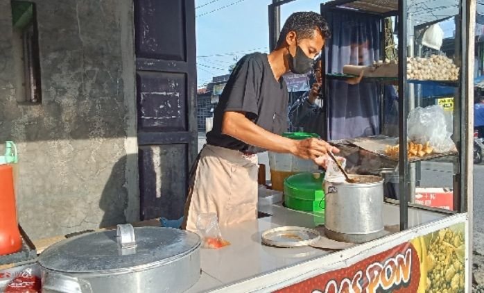 Mengaduk Harapan di Gerai Kecil Mas Pon