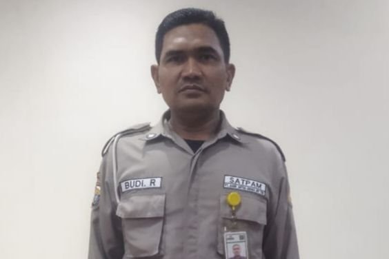 Riyan Pejuang Jalanan dan Penjaga Bank, Demi Anak Tak Ada Kata Lelah