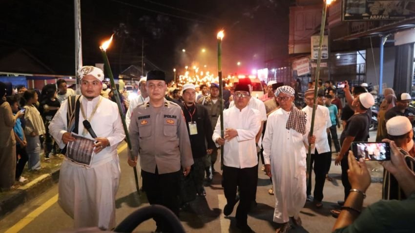 Ribuan Peserta Ikut Pawai Obor Tahun Baru Islam di Madina