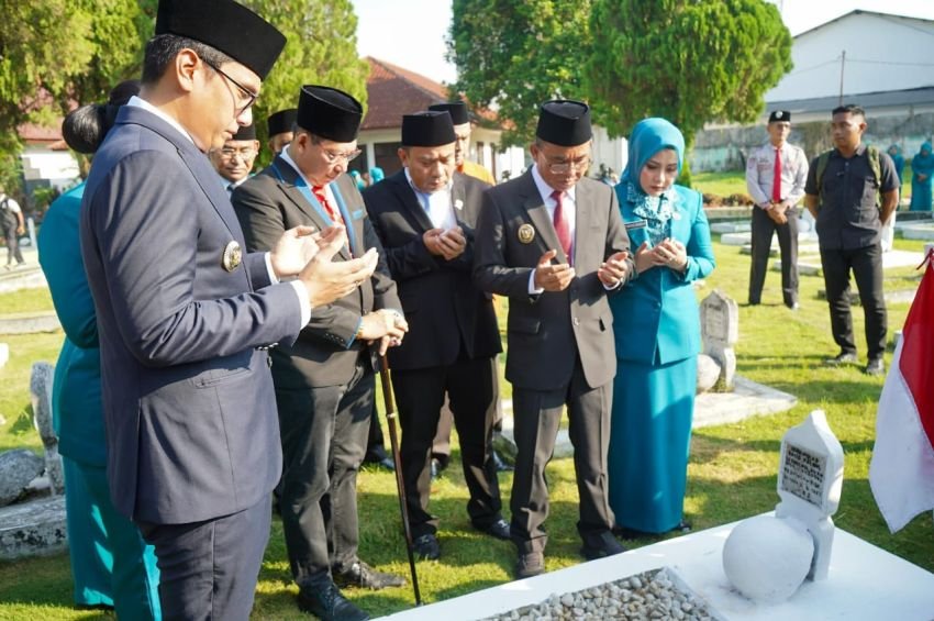 Hargai Jasa Pahlawan, Ketua dan Wakil Ketua DPRD Medan Ikut Ziarah Kubur
