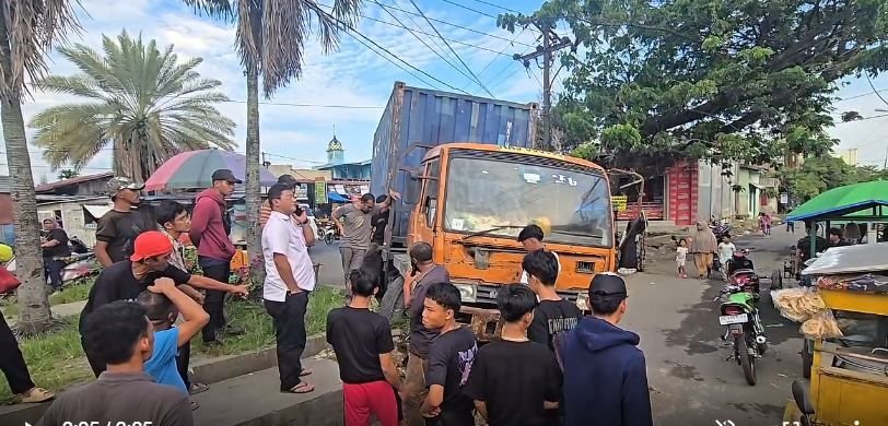 Rem Blong, Truk Tabrak Pedagang Buah dan Tugu Ikon di Medan