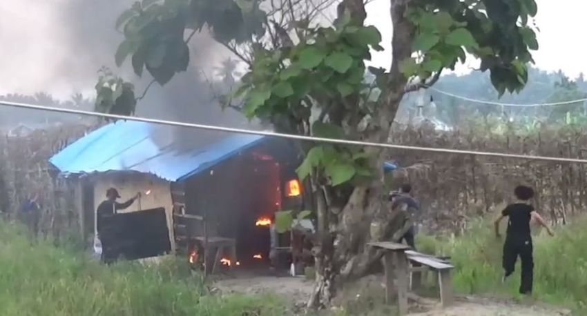 Polisi Bakar Gubuk Sarang Narkoba di Sunggal