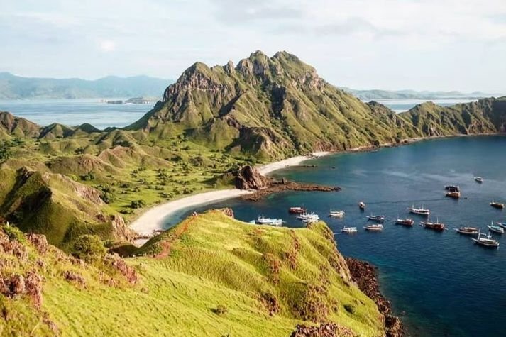 Imbas Gunung Meletus, Turis Asing Tinggalkan Labuhan Bajo Pakai Jalur Darat