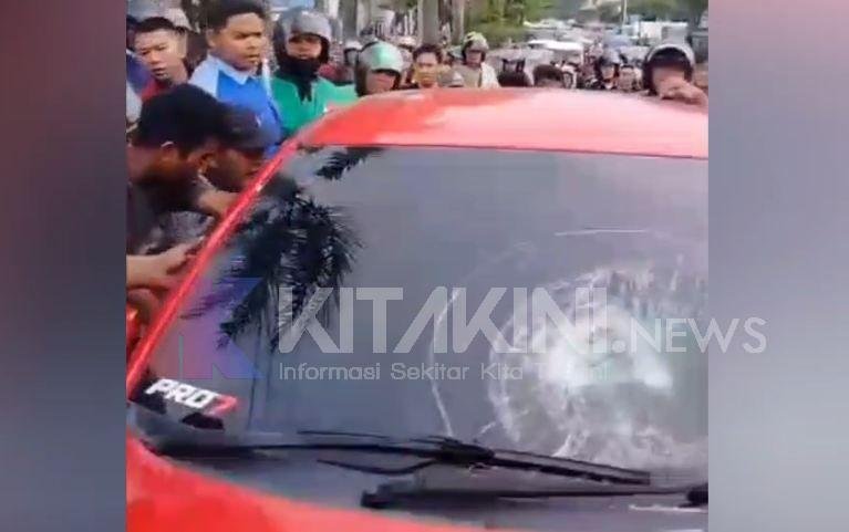 Diduga Tabrak Lari, Pengendara Mobil Sedan Diamuk Massa