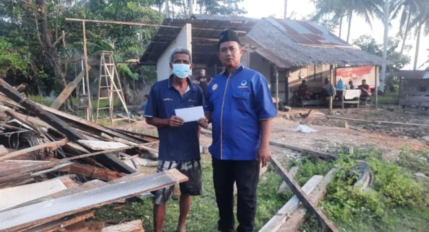 Ricky Anthony Bantu Biaya Rehab Rumah Warga Korban Puting Beliung