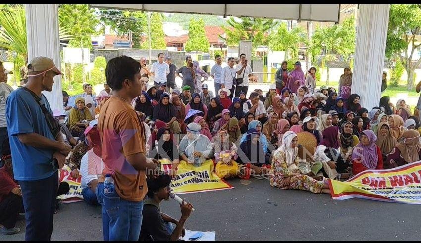 Irigasi Rusak 2 Tahun, Puluhan Emak Emak Serbu Walikota Sidimpuan