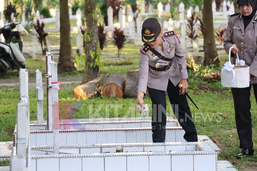Sambut HUT Bhayangkara, Kapolres Siantar Tabur Bunga ke Makam Pahlawan