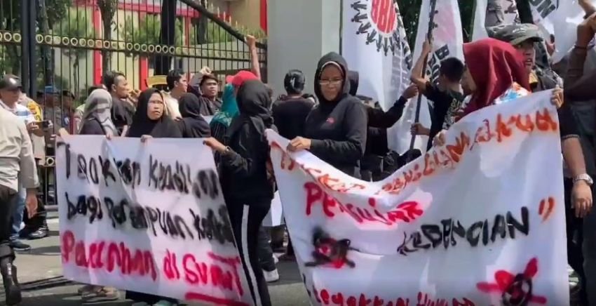 Ratusan Relawan Bobby Nasution "Serbu" Polda Sumut