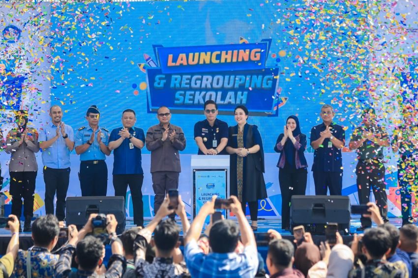 Penyerahan Ijazah dan Peluncuran Regrouping Sekolah di Gebyar Pendidikan