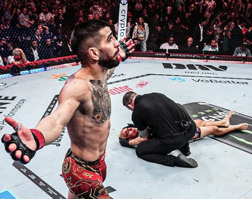 Ilia Topuria Rebut Sabuk Juara Kelas Ringan, Pukul KO Charles Oliveira di Ronde 1 UFC 317