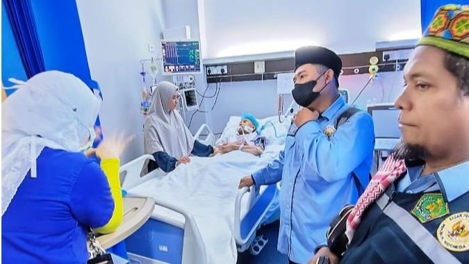 Jelang Kepulangan, Petugas Kloter 9 KNO Jenguk Jemaah yang Sakit