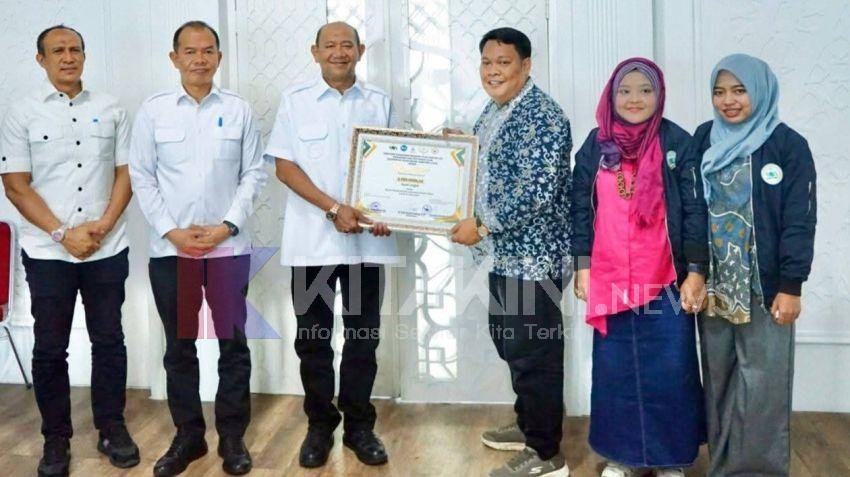Syah Afandin Terima Penghargaan Komunikasi Publik Terbaik dari Mahasiswa S3 UINSU