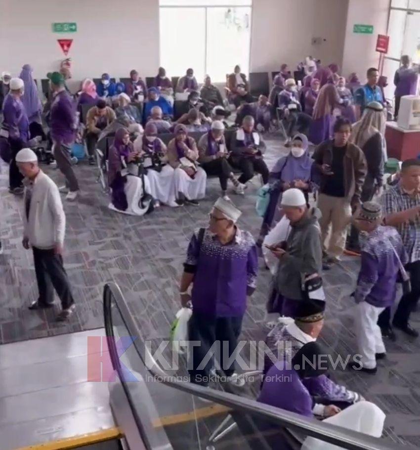 Petugas Evakuasi Jemaah Haji dari Pesawat Saudia Airlines