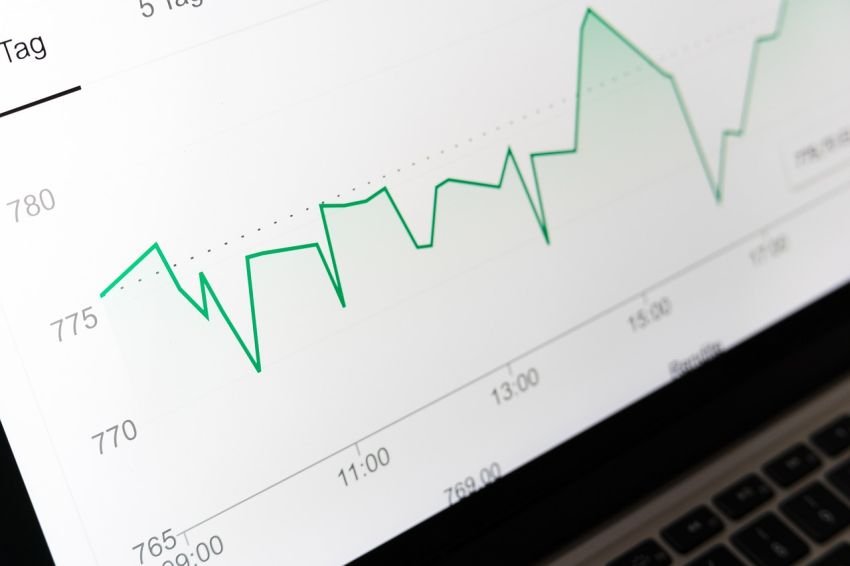 Analisis Ekonom: Kebijakan BI Dongkrak IHSG, Namun Ancam Rupiah dan Dorong Harga Emas
