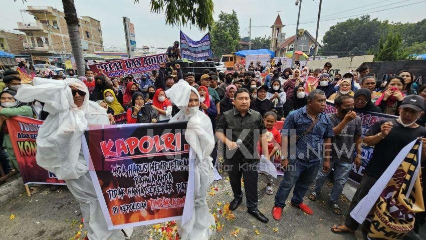 Geruduk Polda Sumut, Ratusan Warga Tanjungbalai Serukan Pecat Kompol DK