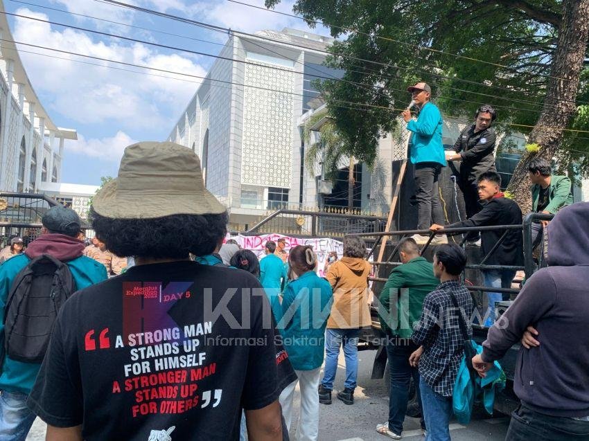 ‘Indonesia Cemas’, BEM SI Geruduk DPRD Sumut