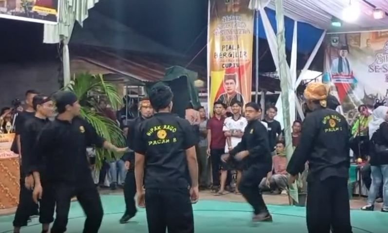 Budaya Sipak Rago Masih Eksis di Padang