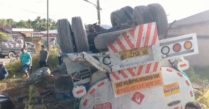 Rem Blong, Truk Pengangkut BBM Terbalik di Sumbul 1 Orang Tewas