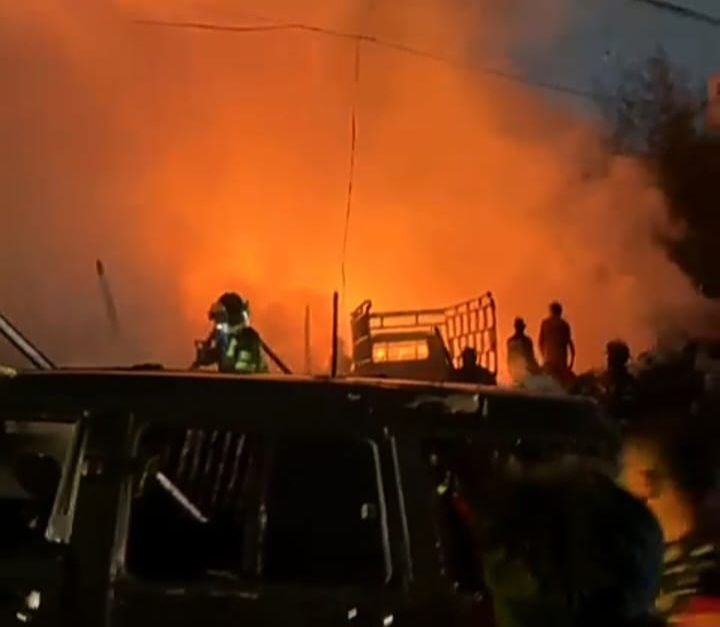 Gudang di Sei Sikambing Terbakar, Dua Regu Damkar Langsung Bergerak