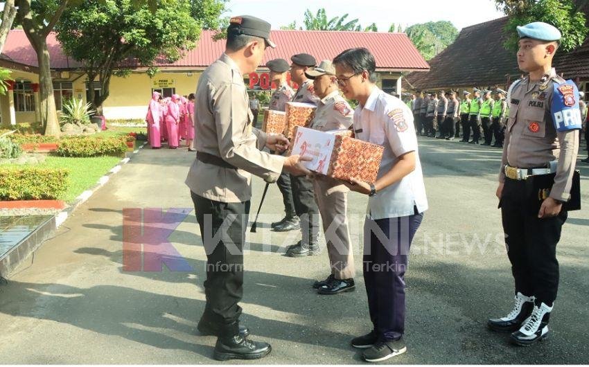 Kapolres Binjai Beri Bingkisan Hari Bhayangkara ke-79 untuk Personel