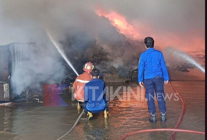 Pabrik Rak Telur di Binjai Terbakar