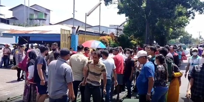 Cemari Lingkungan dan Udara, Warga Martubung Dirikan Tenda di Depan Pabrik Migor