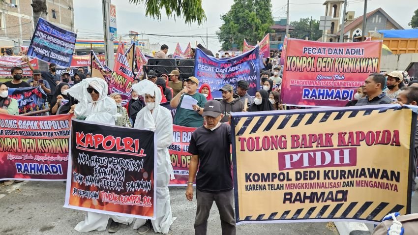 Polda Sumut Didatangi Warga Terkait Kasus Rahmadi