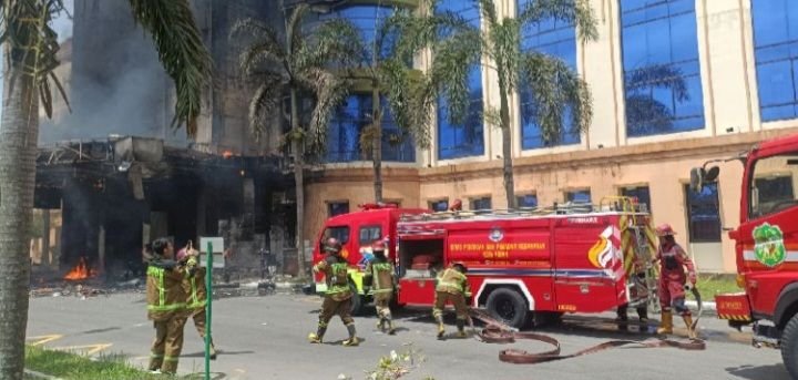 Kebakaran Hebat Landa Hotel Asrama Haji Medan, Diduga Korsleting Listrik