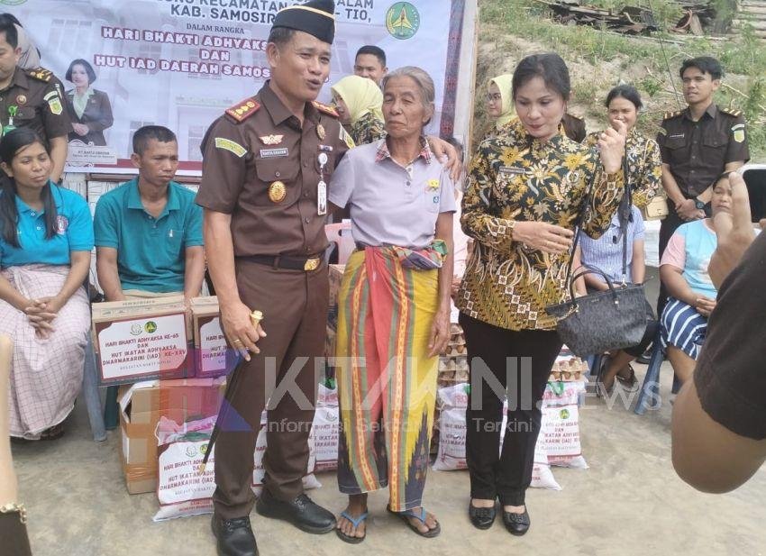Kejari Samosir Salurkan Bantuan Korban Puting Beliung di Sitiotio