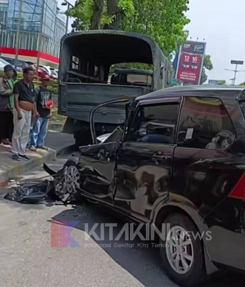Mobil Minibus Tabrak Truk TNI di Binjai