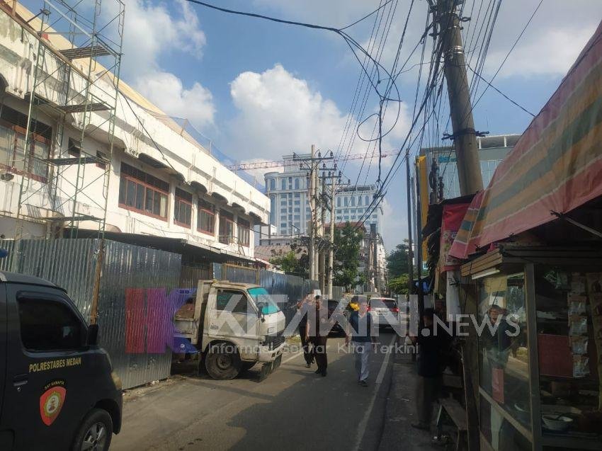 Renovasi Gedung PN Medan Sebabkan Ruas Jalan Candi Prambanan Semrawut
