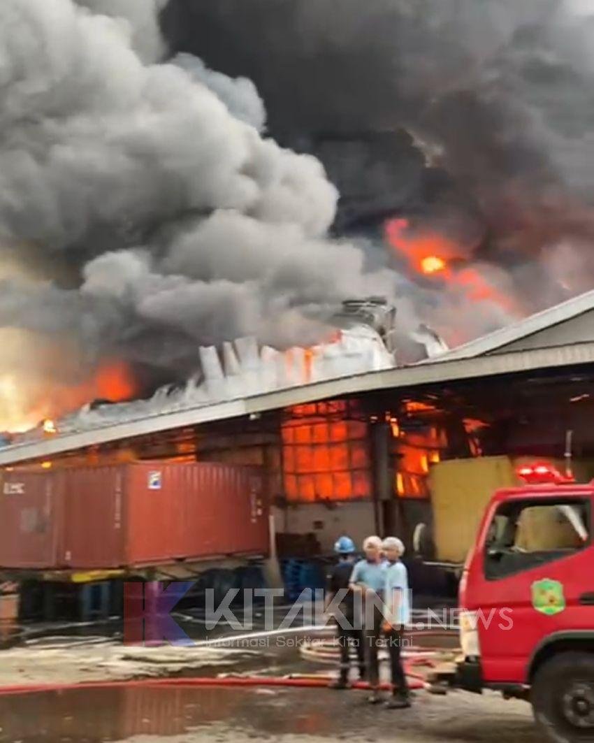 Pabrik PT Agro Terbakar, Petugas Damkar Banyak Alami Luka Bakar dan Patah Tulang