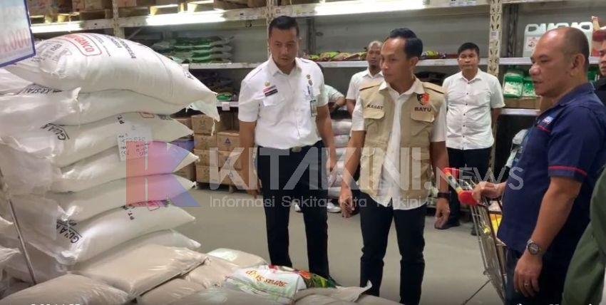 Dugaan Oplosan, Polrestabes Medan Ambil Sampel Beras ke Grosir
