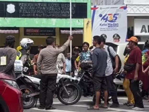 Heboh! Dua Polisi Ribut Gegara Tilang di Tengah Jalan, Videonya Viral