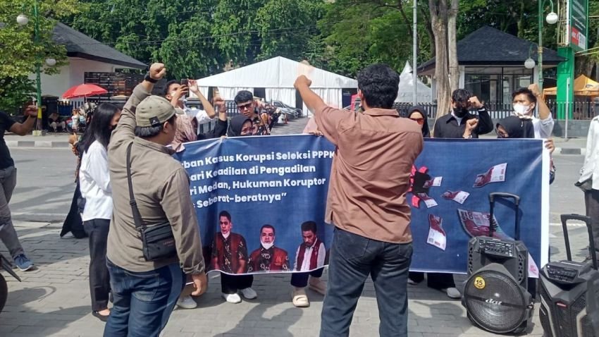 Massa Guru Honorer Langkat Serbu PN Medan, Tuntut Terdakwa Suap PPPK Dihukum Berat