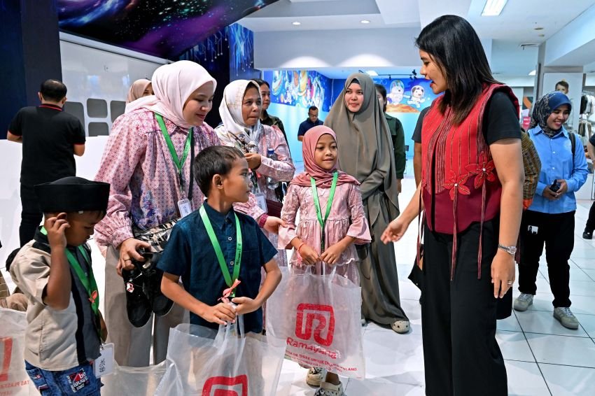 Kahiyang Ayu Traktir Anak Yatim Berbelanja Baju Hingga Sepatu