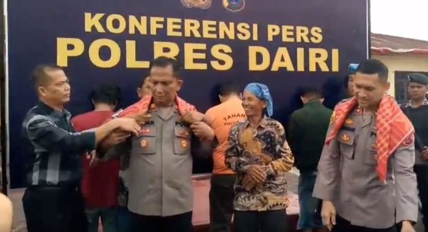 Gerebek Narkoba, Warga Sematkan Uis Beka Buluh kepada Kapolsek dan Kapolres Dairi