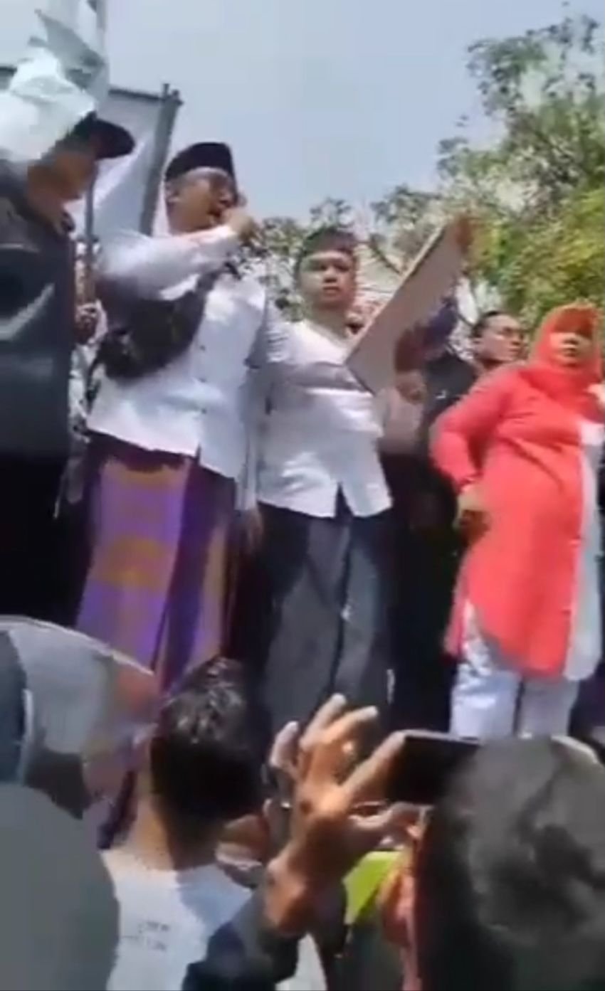 Viral, Seorang Pria Bacakan Dokumen Pengunduran Diri Bupati Pati