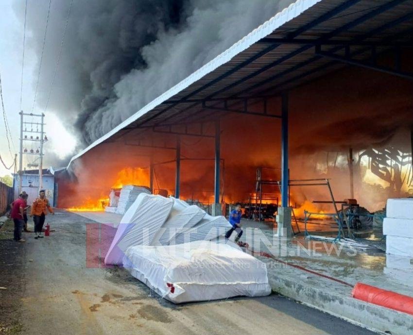Pabrik Tikar dan Ambal di Binjai Ludes Terbakar