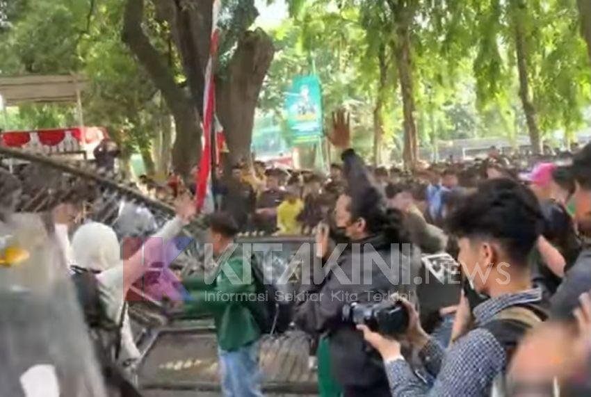 Aksi Unjukrasa Mahasiswa di Medan Berujung Bentrok, 153 Orang Ditangkap