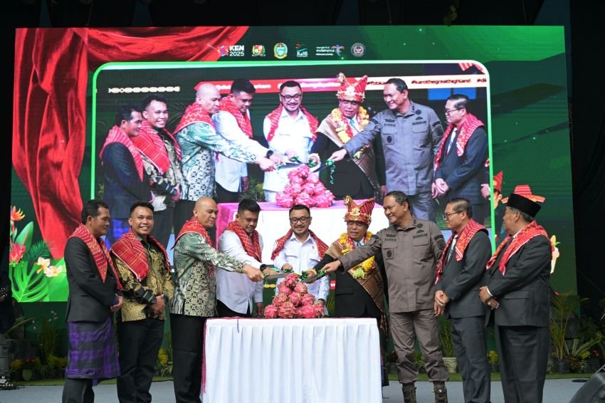 Buka Festival Pesta Bunga dan Buah Tanah Karo 2025, Bobby Disambut Meriah