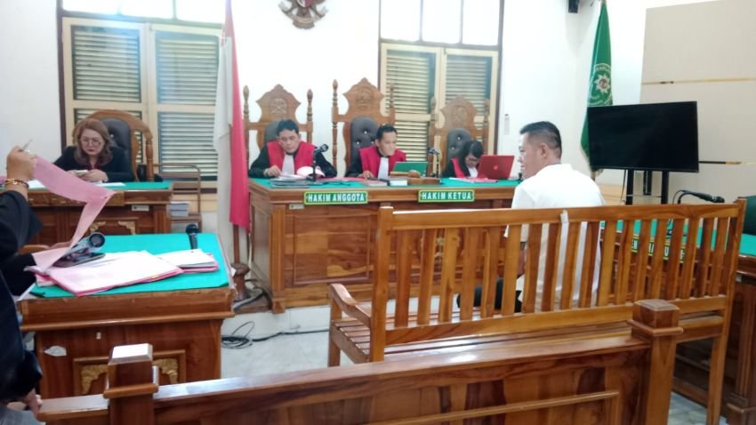 Hendra Didakwa Rusak Mobil Korban Gegara Keranjang Sampah