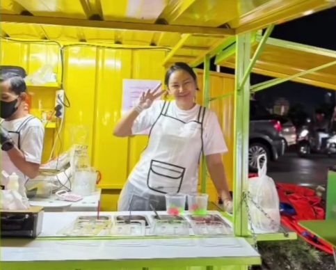 Kalina Ocktaranny Jualan Es Teler Pinggir Jalan