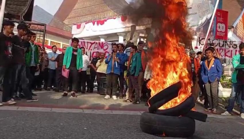 BEM Sumatera Barat Gelar Aksi Tolak Kebijakan Prabowo