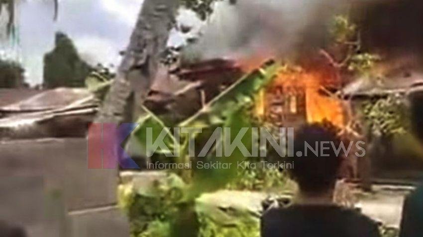 Sebuah Rumah di Depan RSUD Tanjungpura Langkat Terbakar