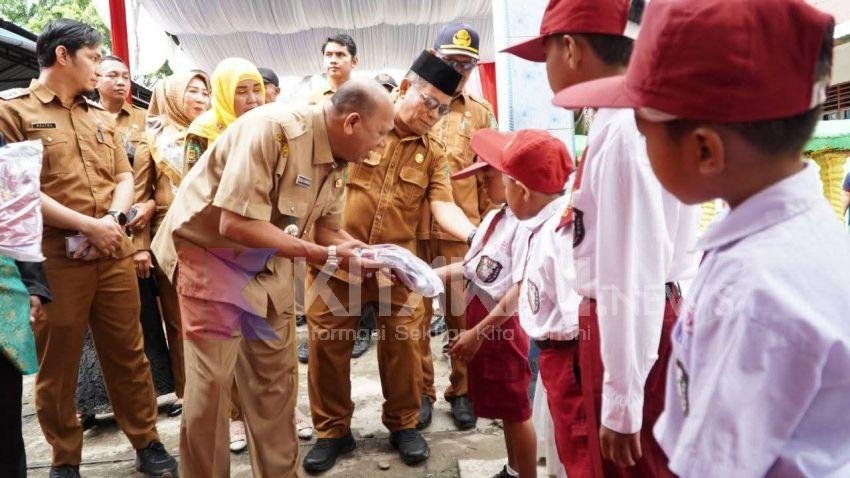 Syah Afandin Bagikan 1.020 Seragam di SD Masa Kecilnya