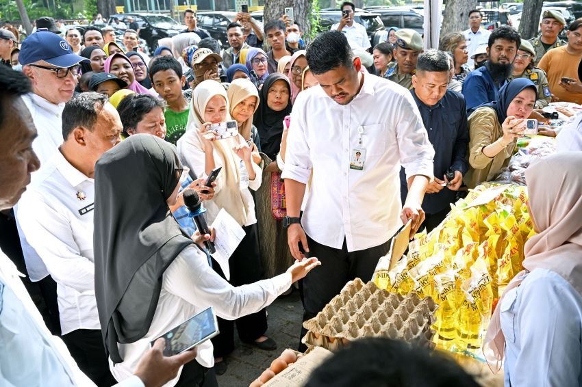 Stabilkan Harga Bahan Pokok, Bobby Tinjau Pasar Murah