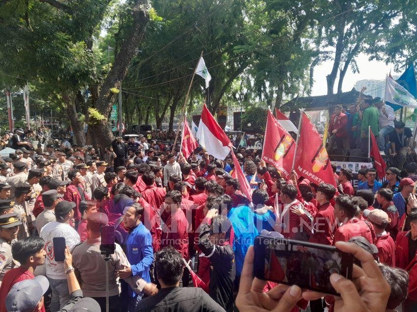 5 Menit Orasi, Massa Cipayung Plus Coba Terobos Masuk Gedung Dewan Sumut